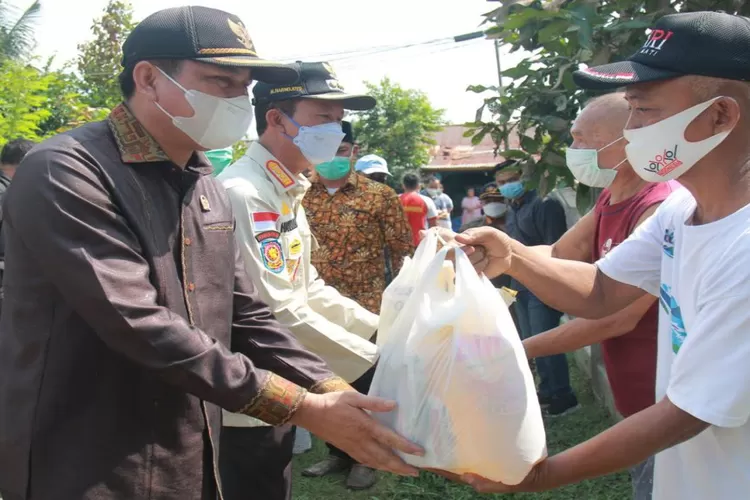 Walikota Palembang, H. Harnojoyo saat memberikan bantuan kepada korban musibah kebakaran