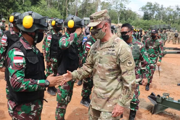 Kepala Staf Angkatan Darat Jenderal TNI Andika saat meninjau (Life Fire Exercise (LFX) Garuda Shield 15/2021 di kedudukan DP Armed.