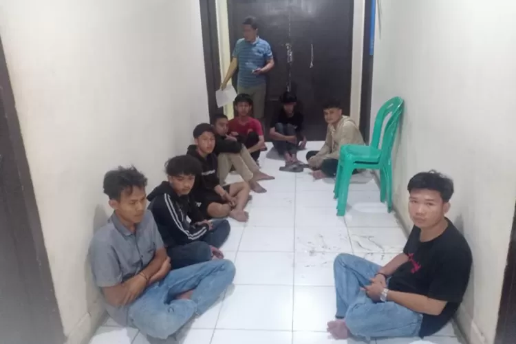 Delapan remaja terduga pelaku tawuran yang diamankan anggota di Polsek Ilir Barat I Palembang 