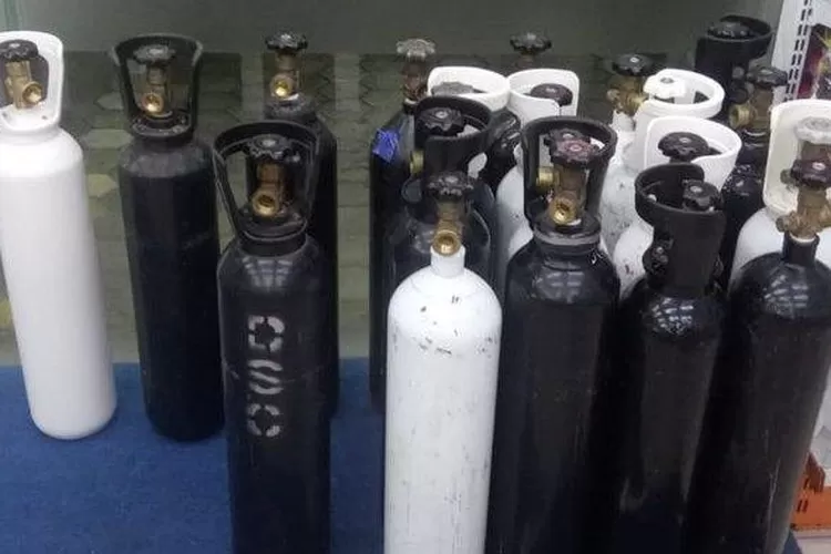 tabung-oksigen-isi-ulang-volume-satu-meter-kubik-kosong-yang-berjejer