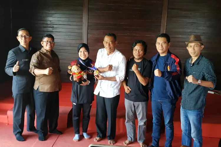 Atlet Pencak Silat peraih medali emas di SEA Games 2021 Vietnam, Ririn Rinasih mendapat apresiasi Bupati Subang, H.Ruhimat. (Foto: M Anwar/ Radar Bandung)