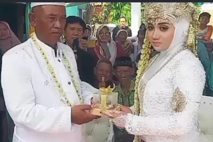 Pasangan pengantin kakek H. Romansyah (71) yang menikahi Dilah Maulani (19) di Kabupaten Subang. (Foto: M Anwar/ Radar Bandung) 