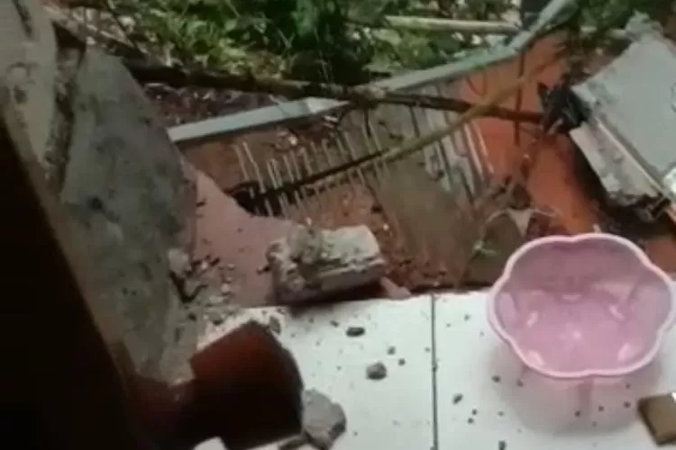 Bencana longsor terjadi di RT02/03, Kampung Pabuaran, Desa Sukamahi, Kecamatan Megamendung 