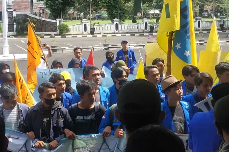 Puluhan mahasiswa PMII demo di Kantor Bupati Subang, Senin (23/5/2022). (Foto: M Anwar/ Radar Bandung)