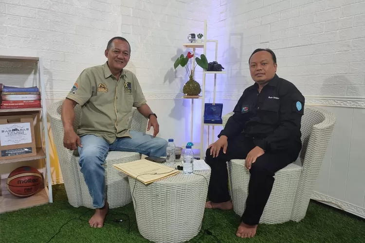 DIALOG: GM Radar Cianjur, Nanang Rustandi (Kang Haji) berfoto bersama Kepala Disdukcapil Kabupaten Cianjur, Munajat (kiri) dalam Ngobrol Santai (Ngobras) Radar Cianjur.  FOTO: HAKIM/RADAR CIANJUR 