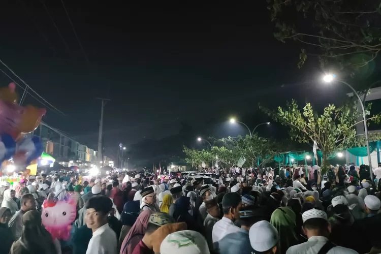 RAMAI : Jamaah dari berbagai daerah antusias mengikuti ceramah UAS di Jonggol.