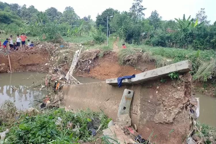 RUSAK : Jembatan Ciangkek di Perumahan Pandan Valley, Desa Parakan Jaya, Kecamatan Kemang menuju Kampung Sumur Wangi Kelurahan Kayu Manis Kota Bogor ambruk.