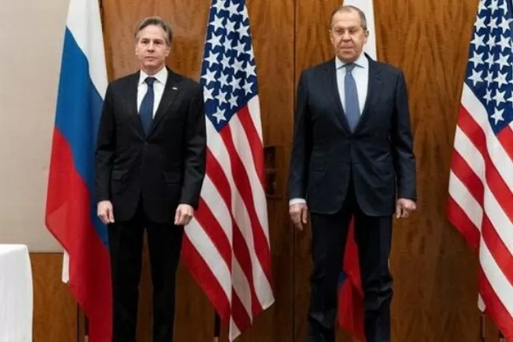 Menlu AS dan Menlu Rusia saat berfoto pada pertemuan materi-materi G20