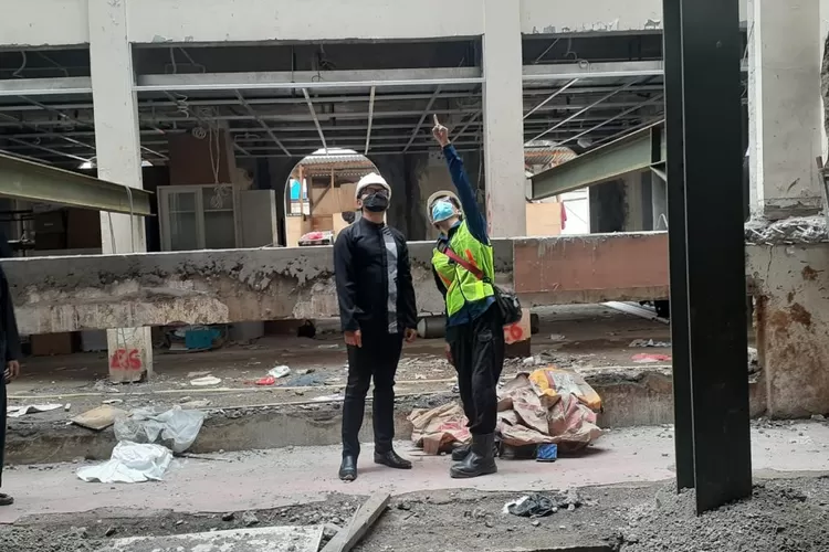 Wali Kota Bima Arya saat mengecek proyek pembangunan perpustakaan daerah yang merupakan program strategis. Dok Radar Bogor