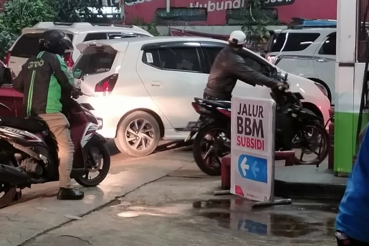 Warga antre di SPBU yang ada di Kecamatan Ciampea, Kabupaten Bogor, Rabu (31/8) malam.