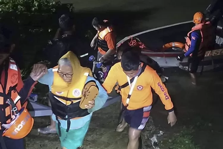 Petugas penjaga pantai Filipina sedang mengevakuasi penduduk sekitar ke tempat yang lebih aman saat Badai Ma-On/AP