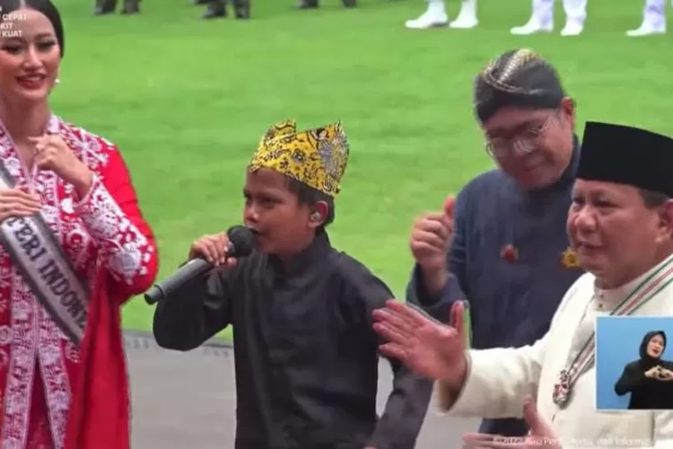 KOMPAK : Para pejabat negera seperti Menteri Pertahanan (Menhan) Prabowo Subianto hingga Menteri Keuangan Sri Mulyani menikmati senandung lagu yang dibawakan penyanyi cilik Farel Prayoga saat acara hiburan di upacara detik-detik proklamasi HUT ke-77 Republik Indonesia, Istana Merdeka, Jakarta, Rabu (17/8).