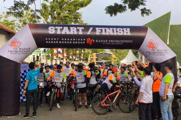 MERIAH : Funday senam sehat dan fun bike di Kecamatan Cariu