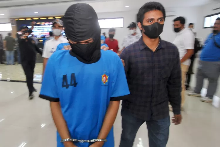 Anggota Polres Bogor membawa pelaku Rudapaksa.   (foto : Hendi/ Radar Bogor)