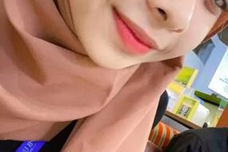 EVAKUASI : Adzra Nabila (20) mahasiswi IPB yang hilang terseret gorong-gorong di Dadali, Kota Bogor, ditemukan meninggal dunia di Banjir Kanal Barat, Kelurahan Jembatan Besi, Kecamatan Tambora, Minggu (16/10) 