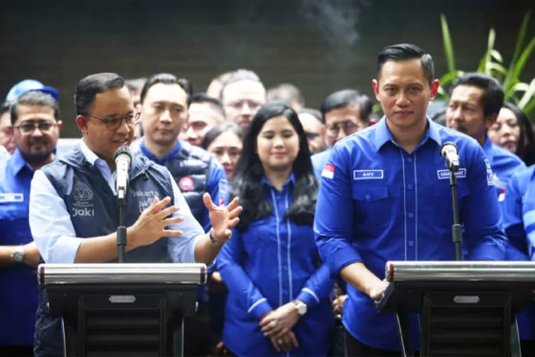 Ketua Umum Partai Demokrat Agus Harimurti Yudhoyono menyambut Gubernur DKI Jakarta yang juga calon presiden dari Partai Nasdem Anies Baswedan saat hendak akan melakukan pertemuan di kantor DPP Partai Demokrat, Jakarta, Jumat (7/10/2022). Pertemuan tersebut membahas mengenai berbagai hal menjelang Pemilu Presiden dan Wakil Presiden 2024. Foto: Dery Ridwansah/ JawaPos.com
