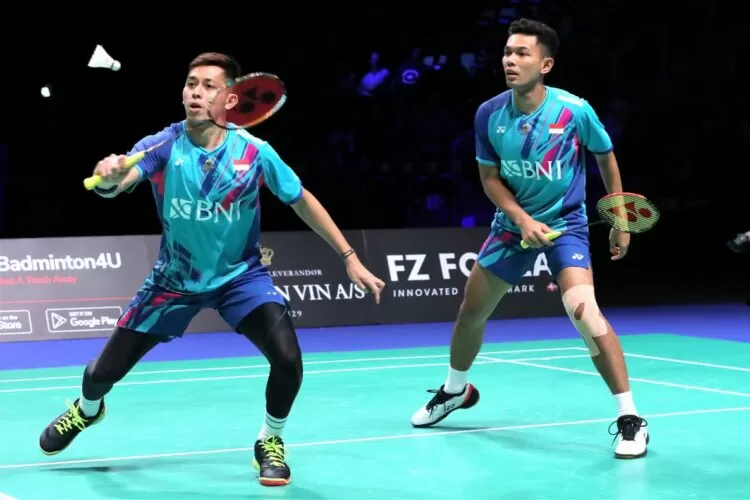 Fajar Alfian/Muhammad Rian Ardianto dan Marcus Fernaldi Giden/Kevin Sanjaya Sukamuljo saat berada di podium Denmark Open 2022. (Humas PP PBSI)