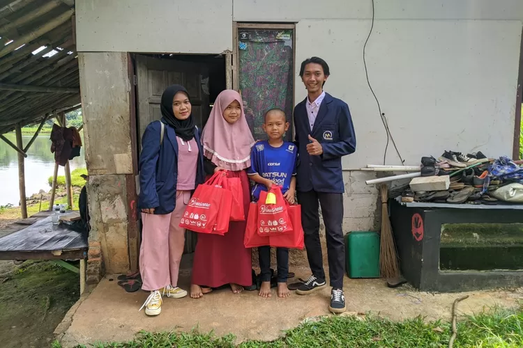 Penyerahan bantuan kepada anak yang membutuhkan.