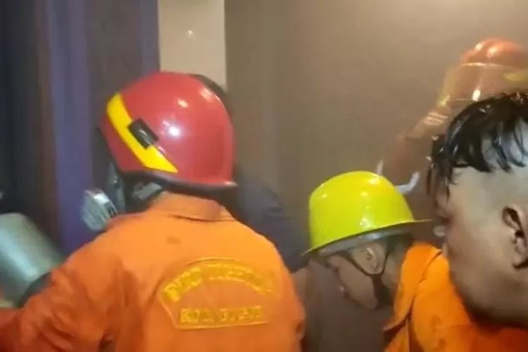 TERBAKAR : Petugas Damkar Kota Bogor saat berusaha memadamkan api.