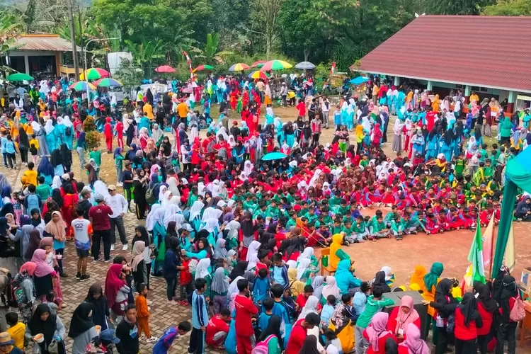 Para peserta antusias mengikuti acara