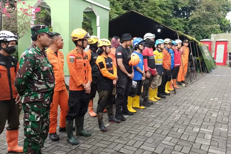 Tim SAR bersiap melakukan pencarian korban.