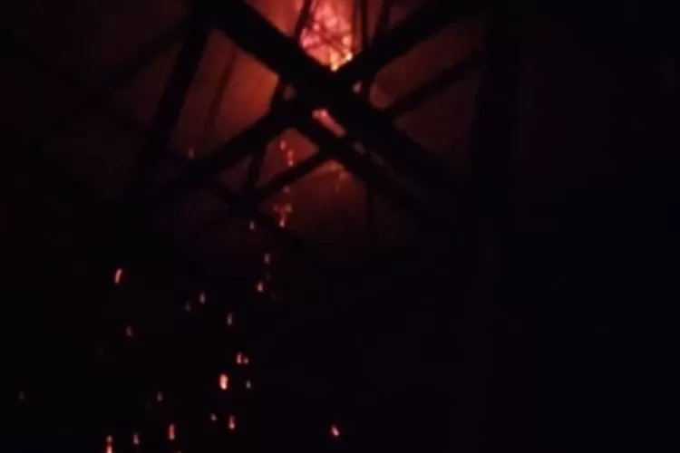 Kubah Masjid Al Hijr II Universitas Ibn Khaldun (UIKA) Bogor, Kecamatan Tanah Sareal terbakar, Sabtu (22/10) malam.