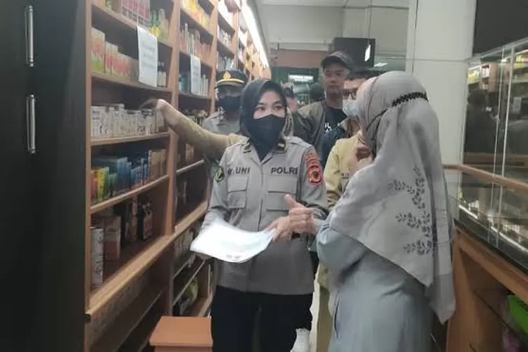 Suasana sosialisasi dan pemantauan apotek oleh Polres Cimahi dan Dinkes Kota Cimahi. (FOTO: AGUNG EKO SUTRISNO/ RADAR BANDUNG)