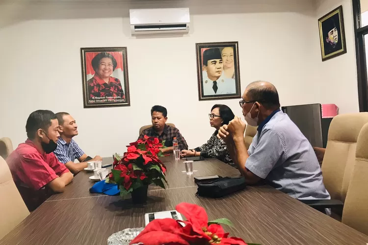 Orangtua murid korban asusila di SDN saat mengadu ke anggota DPRD Kota Bekasi Fraksi PDI Perjuangan, Senin (28/11/2022).