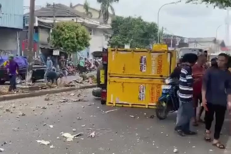 Truk ekspedisi yang terguling di Kranji, Bekasi Barat, Selasa (8/11) pagi.