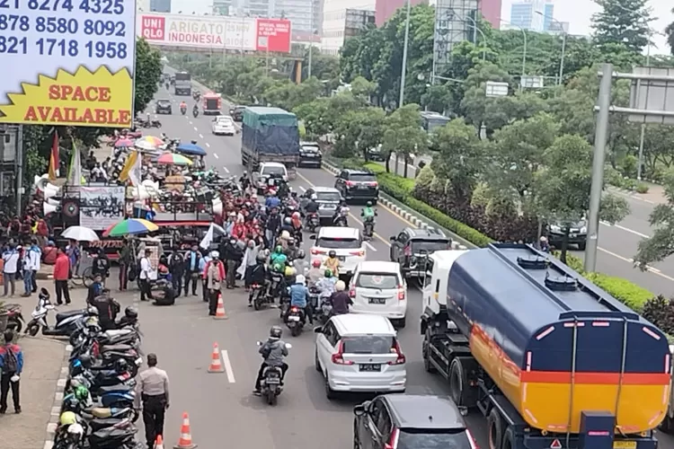 Aksi buruh Bekasi menuntut kenaikan UMK 2023 di depan kantor Disnaker Kota Bekasi, Selasa (29/11/2022).