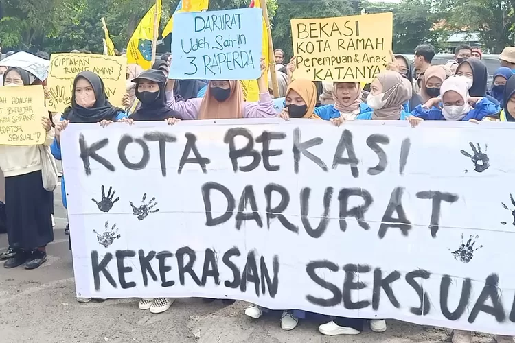Demo mahasiswa soal kasus asusila oknum guru.