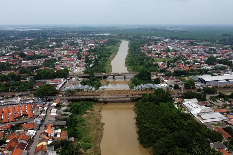 Keberadaan jembatan penghubung wilayah Kabupaten Bekasi dengan Karawang di Kedungwaringin, sangat membantu masyarakat dalam melakukan berbagai kegiatan. ARIESANT/RADAR BEKASI