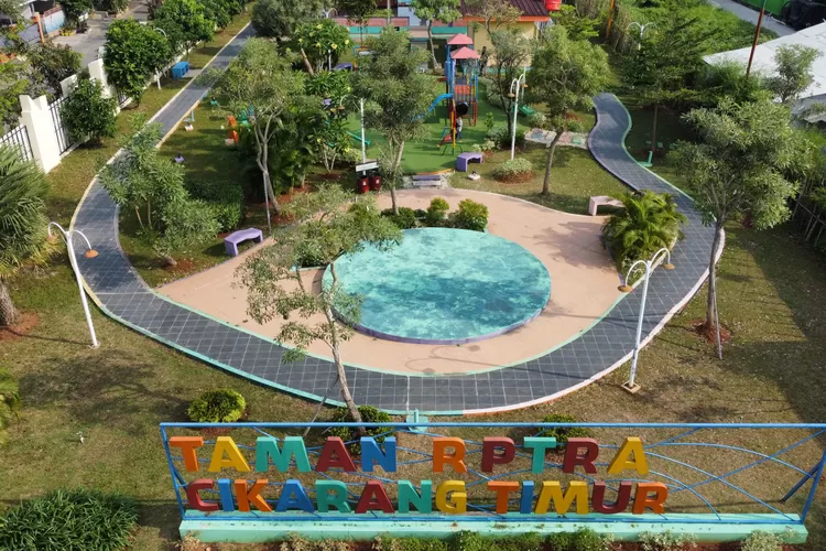 Keberadaan Taman Ramah Anak di Cikarang Timur Kabupaten Bekasi, sepi dari pengunjung. Sementara Pemerintah Kabupaten (Pemkab) Bekasi, akan membangun 11 taman lagi dengan anggaran Rp 2,2 miliar. ARIESANT/RADAR BEKASI 