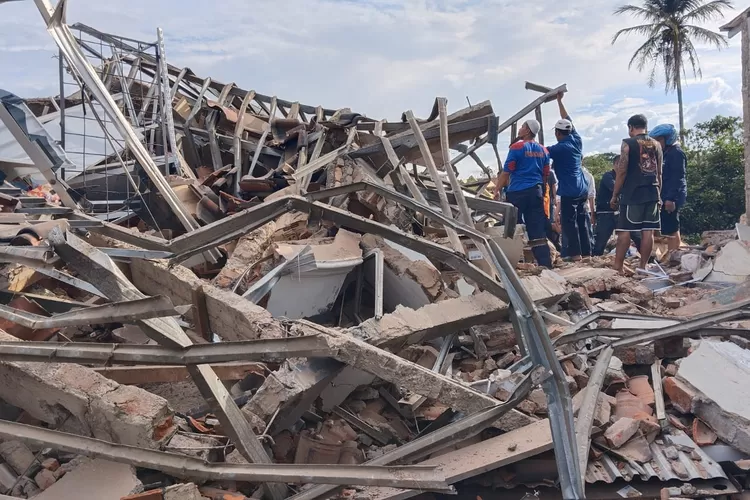 ILUSTRASI: Petugas dan warga mencari korban gempa di Cianjur.
