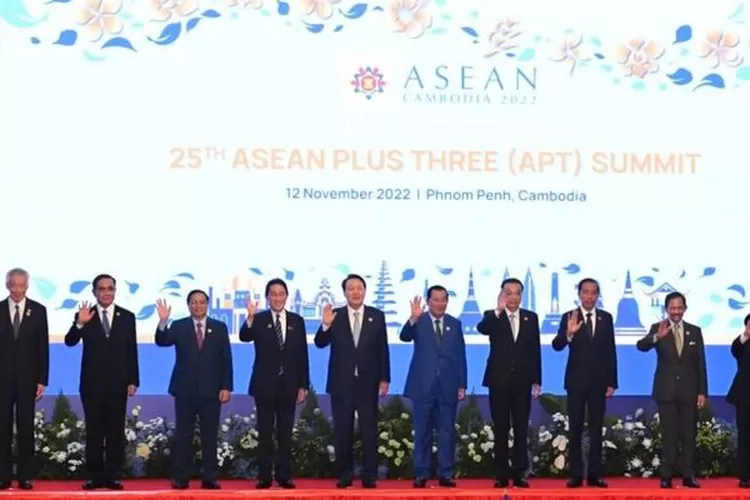 Presiden Joko Widodo beserta pemimpin ASEAN Plus Three pada KTT ke-25 APT di Hotel Sokha, Phnom Penh, Sabtu (12/11)/Net 