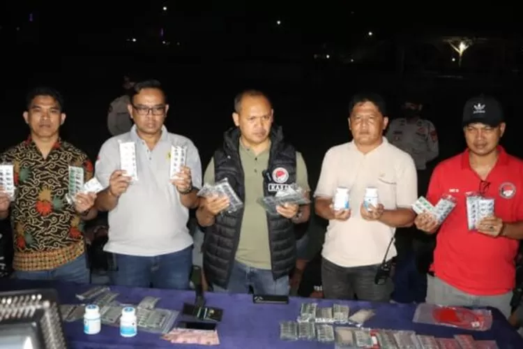 Polisi Polres Metro Bekasi Kabupaten menunjukkan sejumlah obat keras jenis Tramadol dan Hexymer yang disita. 