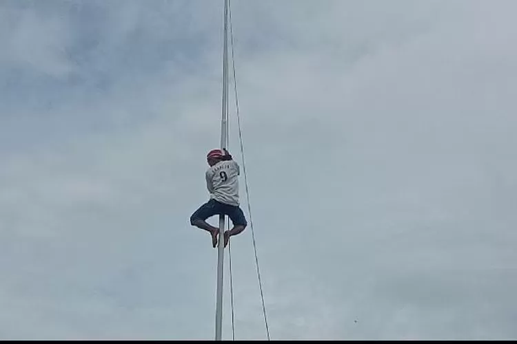 Warga Ciampea Panjat Tiang