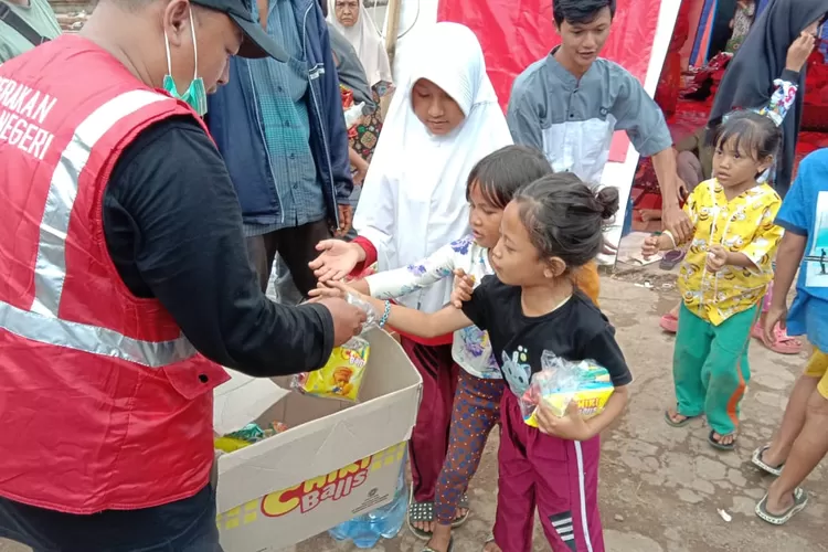 Gerakan Anak Negeri Bagikan Bingkisan Jajanan Untuk Anak-anak Korban Gempa Cianjur.