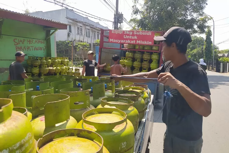 Suasana pengiriman LPG tiga kilogram di kawasan Cipageran Kota Cimahi. (FOTO: AGUNG EKO SUTRISNO/ RADAR BANDUNG)