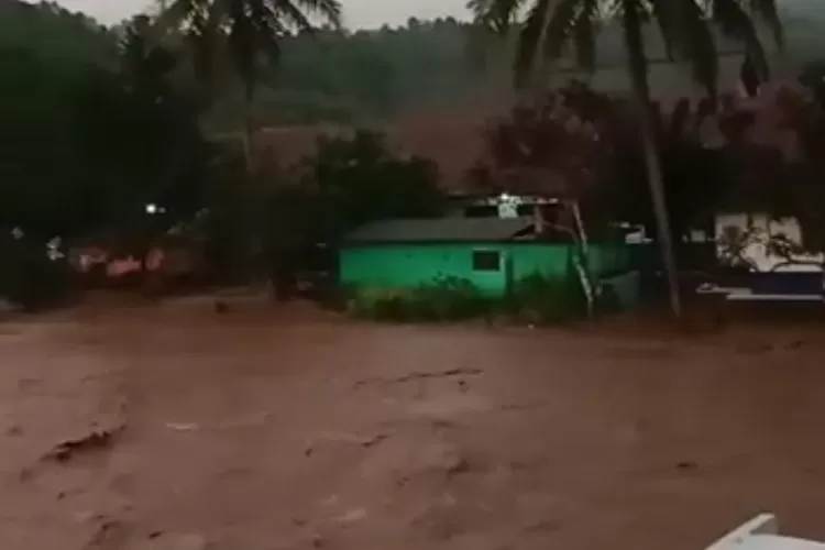 Warung warag Kp. Ciseupan Subang terendam luapan air  Sungai Cikembang, Minggu sore (18/12/2022). (ist)