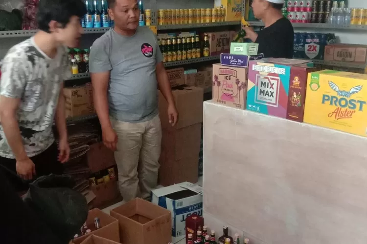 Polres Subang saat menggelar Operasi penyakit masyarakat (Pekat), berhasil menyita 1.193 botol miras. (ist)