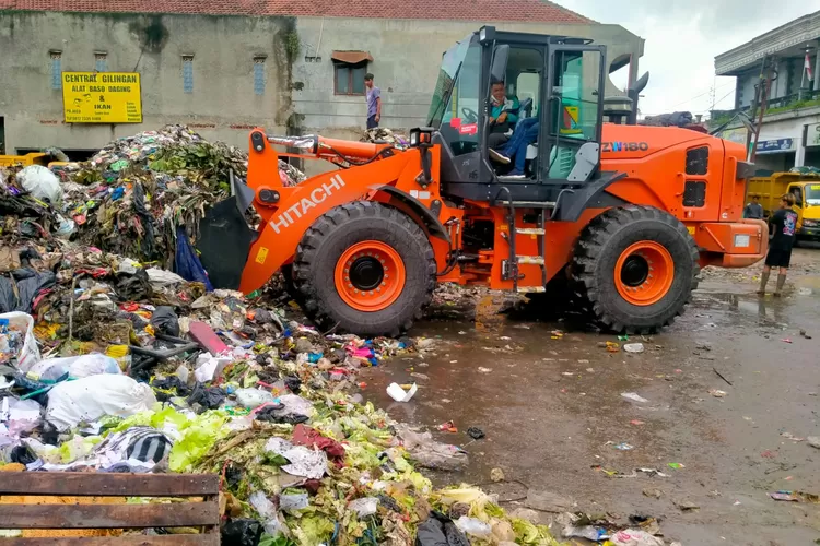 DLH Kabupaten Bandung, melaksanakan operasi bersih guna bersihkan sampah yang menumpuk di Tempat Pembuangan Sampah (TPS) Sementara Pasar Banjaran, Kabupaten Bandung, Jumat (30/12). (ist)