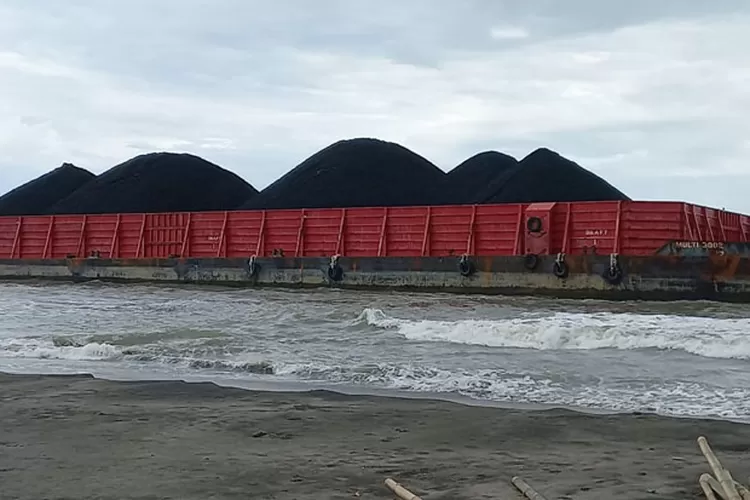 Kondisi kapal tongkang pengangkut batu bara yang terdampat sebelum dievakuasi.  (Istimewa )