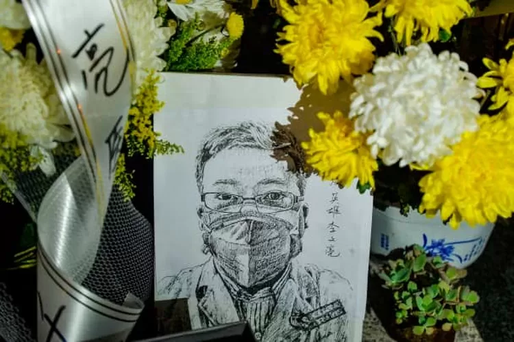Rakyat Tiongkok mengenang dokter Li Wenliang, whistle blower, yang memperingatkan adanya flu mirip SARS pada 2019 di Tiongkok.