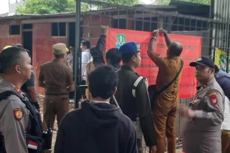 Aparat menyegel tempat penampungan limbah dan rongsokan di Kayuringin, Bekasi Selatan, Senin (5/12/2022).