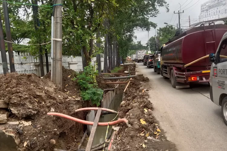 Penampakan pengerjaan Sasak Bule di Kaliabang Tengah, Bekasi Utara. 