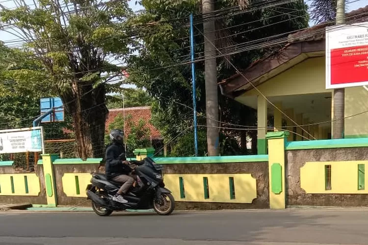 Pengendara melintas di depan SDN di Bantargebang yang disegel oleh ahli waris karena masalah tanah.