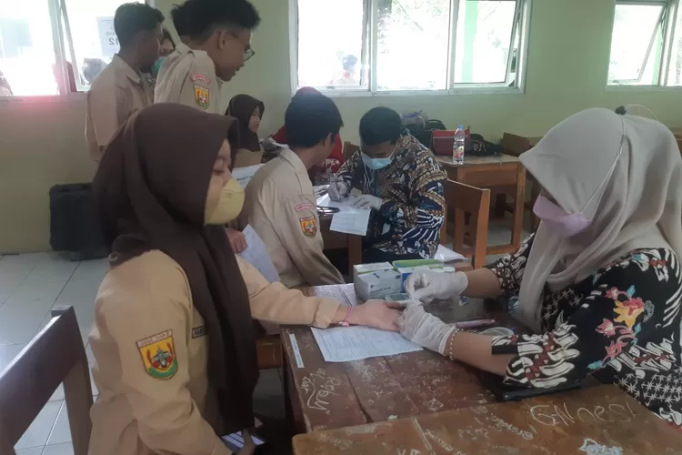 300 siswa dan 20 tenaga pendidik dan kependidikan MAN 2 Bogor mengikuti pemeriksaan.