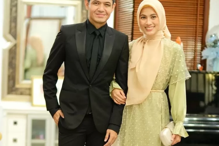 Foto Pasangan Dude Herlino dan Alysaa Soebandono