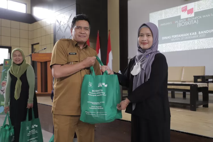 Pemkab Bandung membagikan bantuan kepada KWT melalui program Boskita di Gedung Oryza Sativa Dinas Pertanian Kab. Bandung, Soreang, Selasa (27/12). (ist)